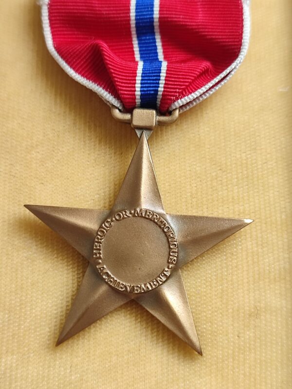 reverse of US bronze star, ww2