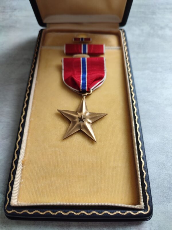 bronze star: award for heroic or meritorious deeds